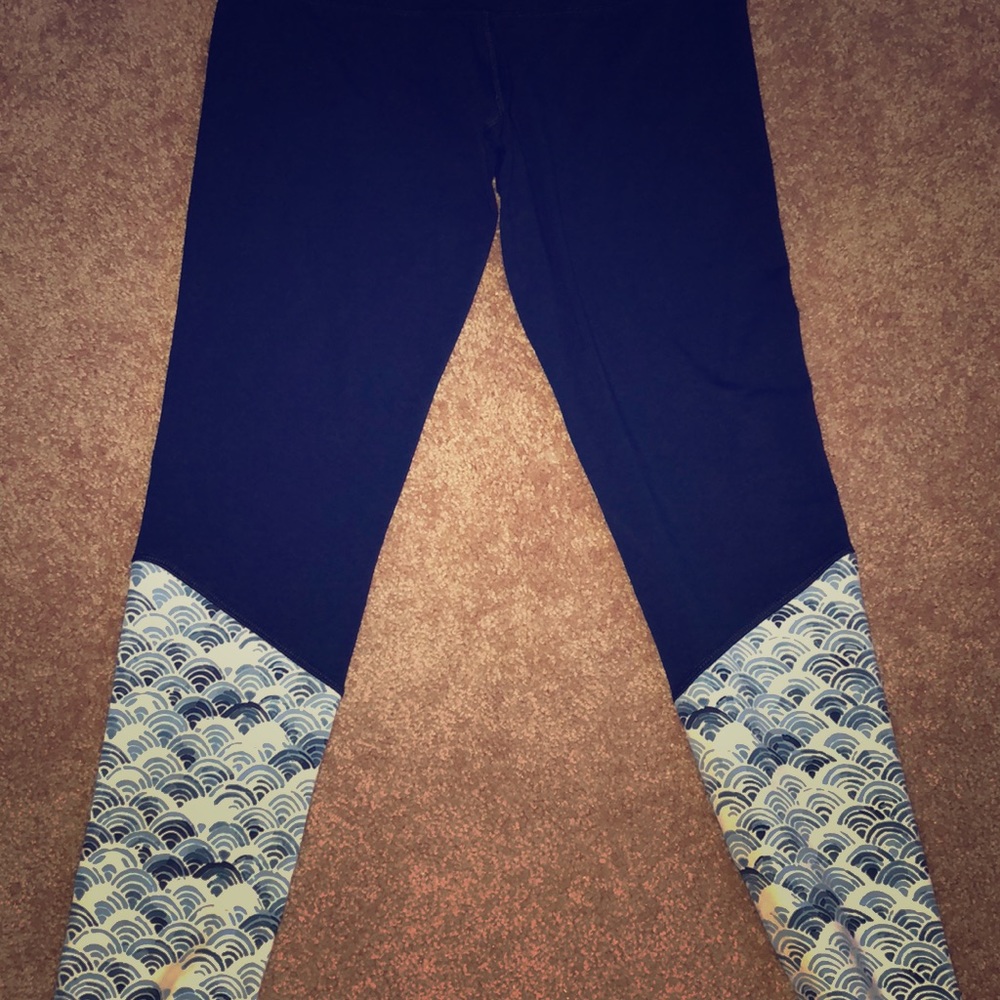 Navy blue leggings with wave design